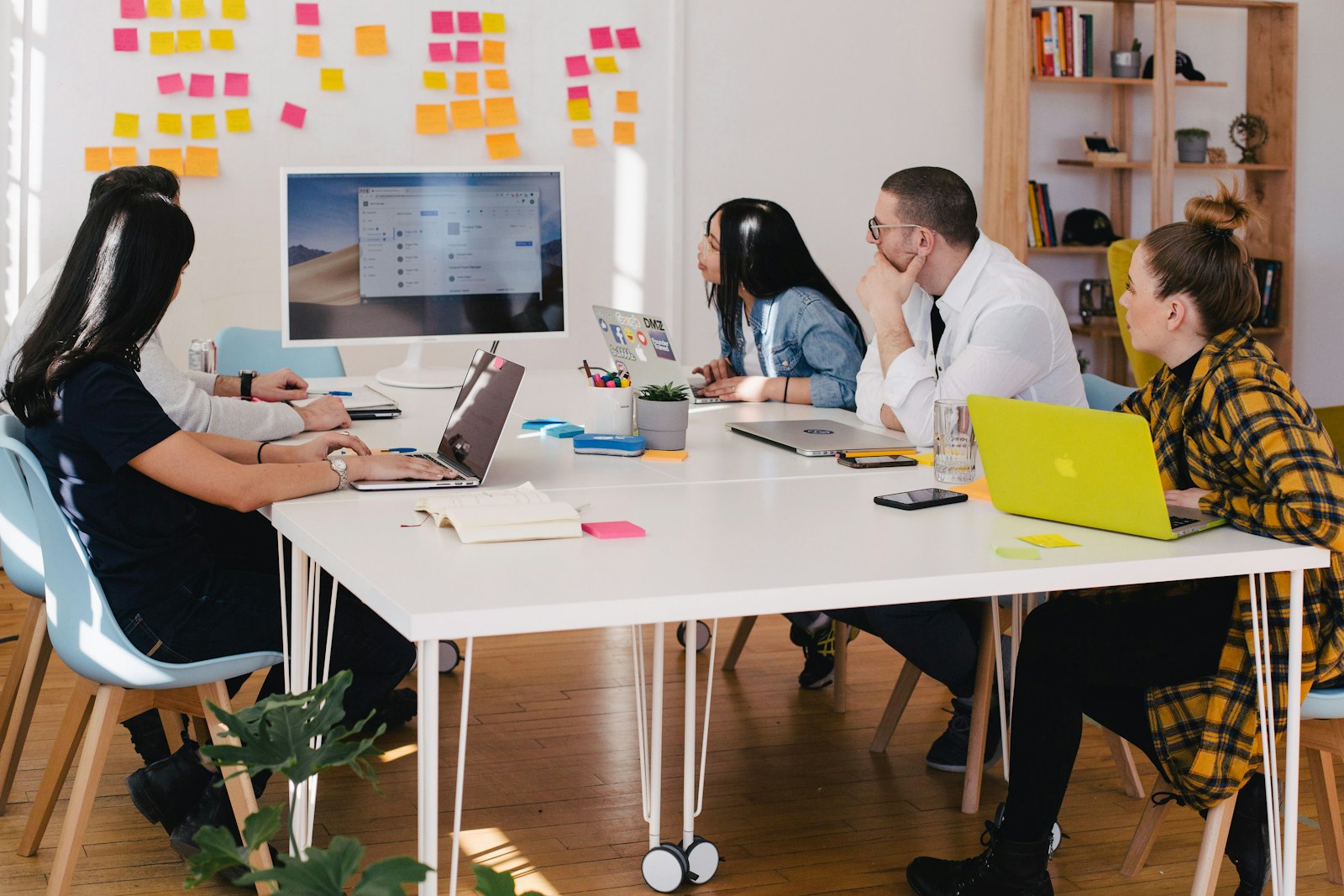 Equipe trabalhando em ambiente corporativo com foco em produtividade e colaboração